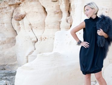 Neue kollektion vor den felsen