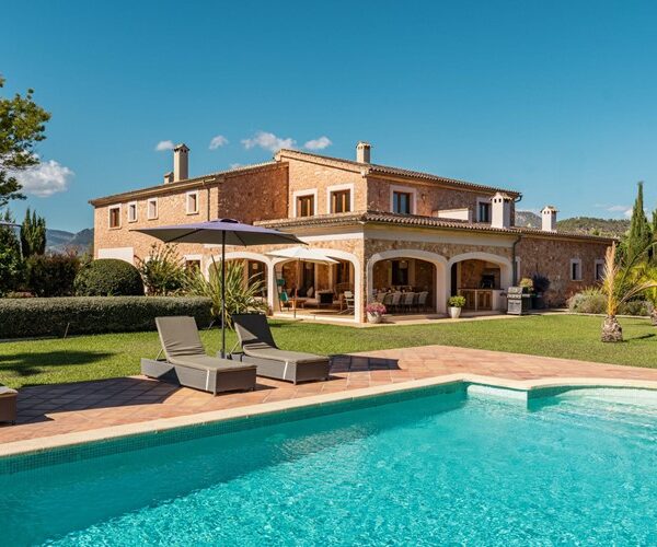 Luxus finca mit beheiztem pool und helipad zum verkauf in santa maria del camí