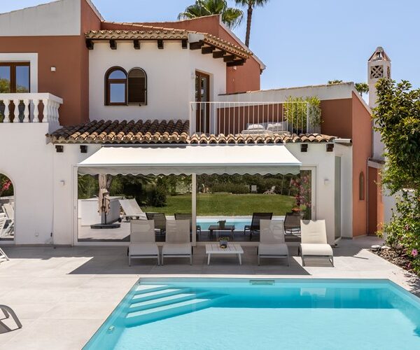 Raffinierte mediterrane villa mit blick auf landschaft und golfplatz in santa ponsa