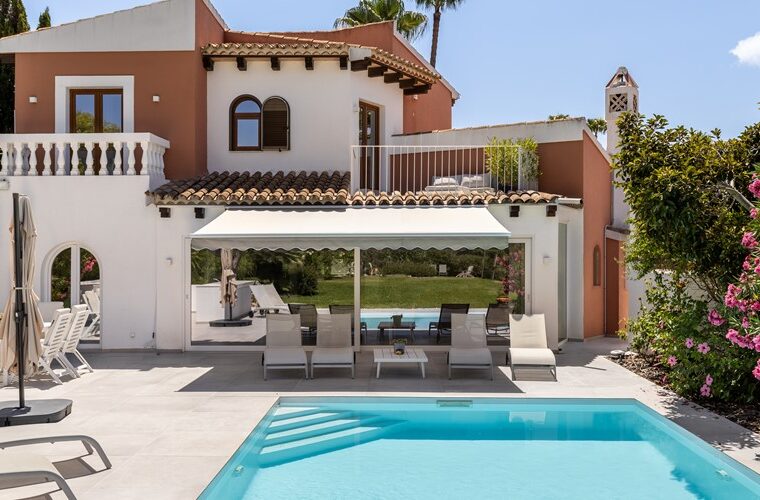 Raffinierte mediterrane villa mit blick auf landschaft und golfplatz in santa ponsa