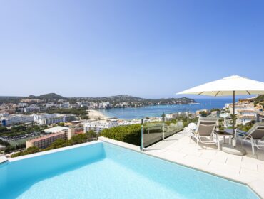 Raffinierte mediterrane villa mit blick auf landschaft und golfplatz in santa ponsa