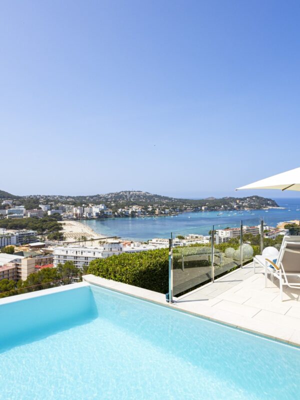 Raffinierte mediterrane villa mit blick auf landschaft und golfplatz in santa ponsa